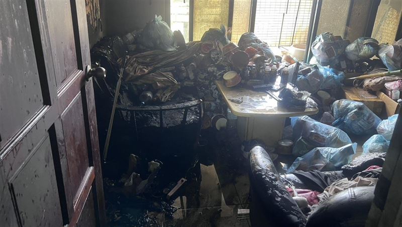 整間房都垃圾…著火了！燒成一片黑3人困