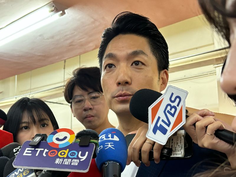 台北市長蔣萬安(前)31日出席「台北市立大學附屬大理高級中等學校」揭牌典禮,接受媒體聯訪,質疑衛生福利部食品藥物管理署處理問題油品案方式