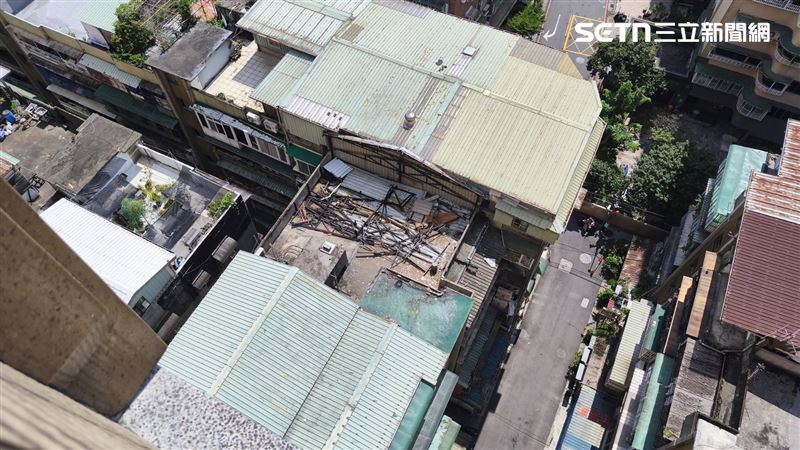 新莊天空垃圾山今日完成清運並拆除頂加違建,40人、清運8天、每天8小時、共逾60小時,累計垃圾清運量逾40公噸,待明日環保局最後進場拆除頂加拆除廢棄物收尾,全案將正式完工。(圖/記者陳韋帆攝影)