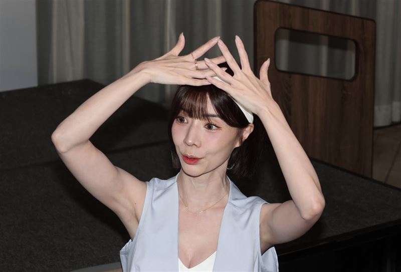 艾融談頭上傷口。(圖/記者田俊彥攝影)