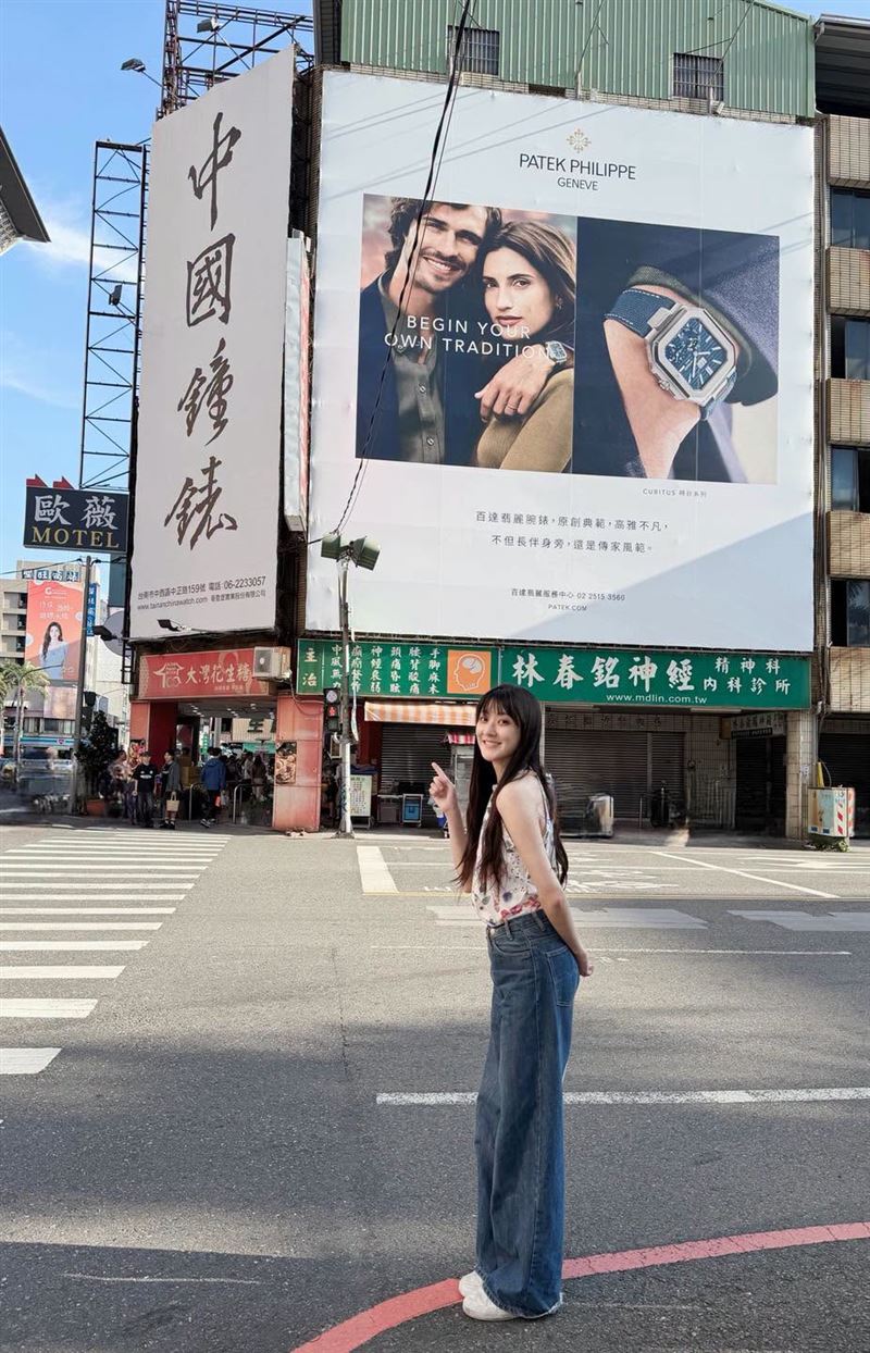 女星林逸欣在爸爸診所43週年貼出與招牌合照,與林春銘內科診所正式告別。(圖/翻攝林逸欣臉書)