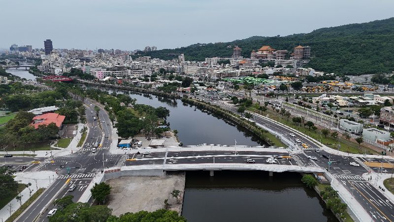 高雄九如橋欄杆改為白色高雄九如橋原訂31日舉行的通車典禮取消，針對橋體欄杆設計引發爭議，高雄市長陳其邁也坦言確實不太美觀，設計美學有調整空間。目前九如橋橋上欄杆顏色已改為白色。中央社記者董俊志攝　115年7月31日