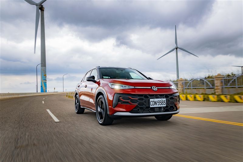 車頭採用IQ.LIGHT LED Matrix矩陣式頭燈。(圖/Volkswagen提供)
