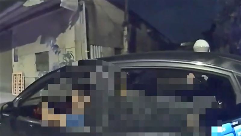 陳男被警方攔下準備盤查。(圖/翻攝畫面)