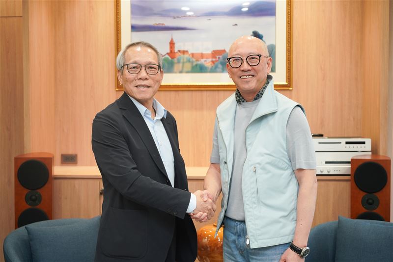 麗寶樂園渡假區陳志鴻董事長與木棉花集團總裁康振木簽署合作協議,將打造台灣第一座「動漫體驗娛樂館」。(圖/業者提供)
