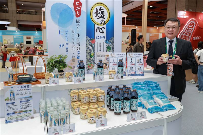 臺鹽首度展示「六色風味鹽」，以天然海鹽結合台灣各地特色食材，打造獨具風土特色的創新調味，成為美食展亮點。（圖／臺鹽提供）