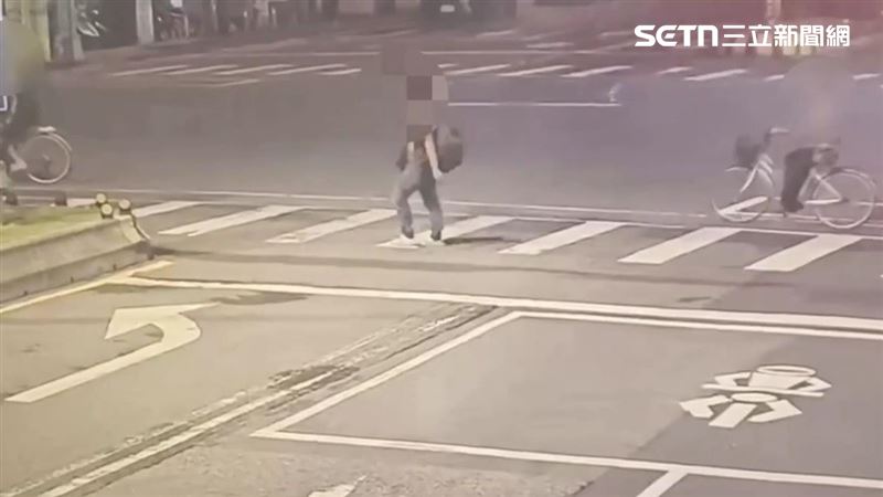 北市蔡男潛入無人情趣商店竊取保險套後徒步逃離現場。(圖/翻攝畫面)