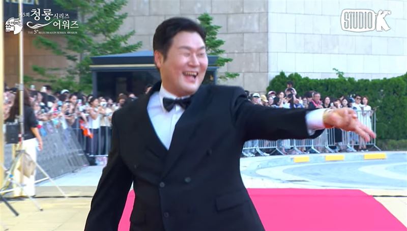 尹敬浩以一身筆挺西裝現身紅毯。(圖/翻攝自KBS Entertain YT)