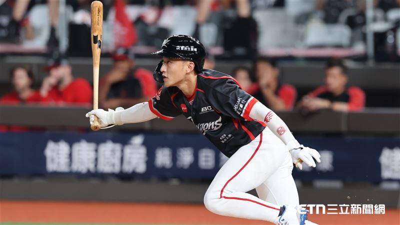 味全龍中外野手郭天信。(圖/記者劉彥池攝影)