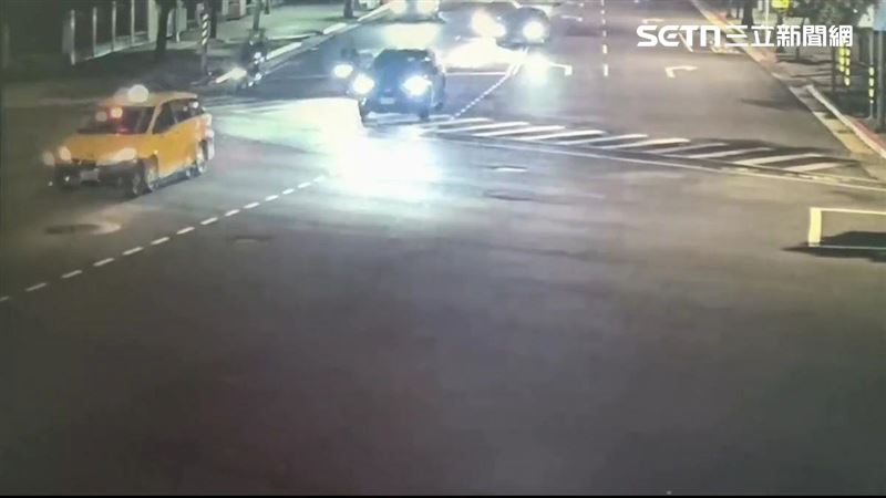 北市周男駕駛瑪莎拉蒂豪車逆向右轉撞上柯女腳踏車。(圖/翻攝畫面)