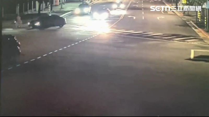 北市周男駕駛瑪莎拉蒂豪車逆向右轉撞上柯女腳踏車。(圖/翻攝畫面)