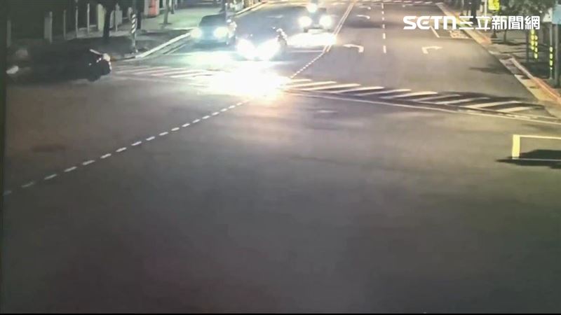 北市周男駕駛瑪莎拉蒂豪車逆向右轉撞上柯女腳踏車。(圖/翻攝畫面)