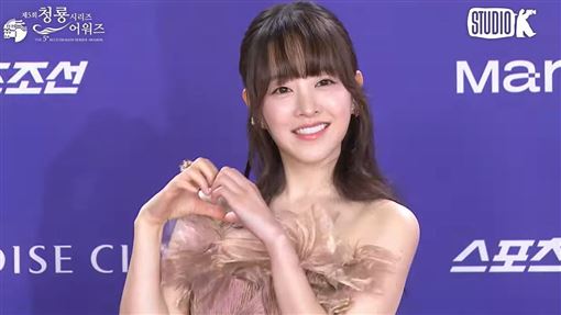 朴寶英《賭金》角逐視后　美翻青龍獎紅毯