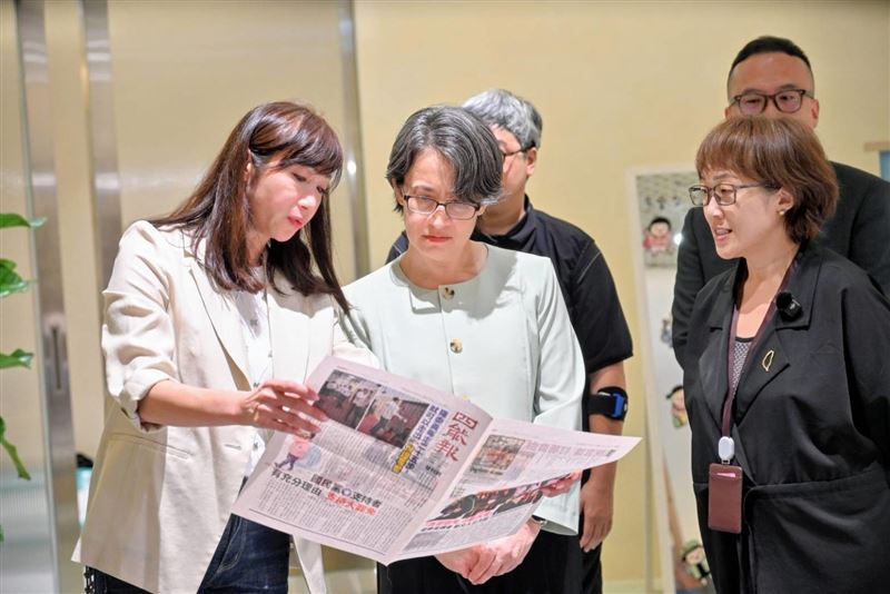蕭美琴副總統親臨《給台灣的情書》特展,在看展覽罷免文宣,許淑華議員一旁解說