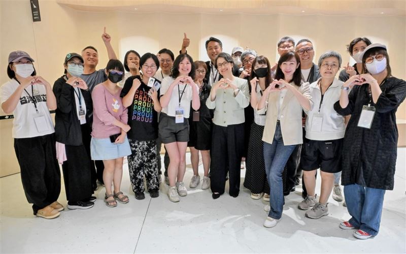 蕭美琴副總統開展首日親臨《給台灣的情書》特展,與現場志工與看展民眾開心大合照