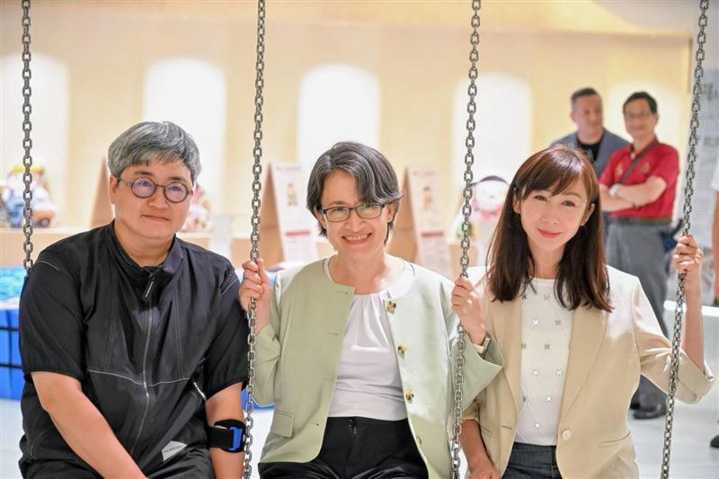 副總統蕭美琴與許淑華議員與為《給台灣的情書 Dear Taiwan,》題書法字的藝術家何景窗共同盪鞦韆