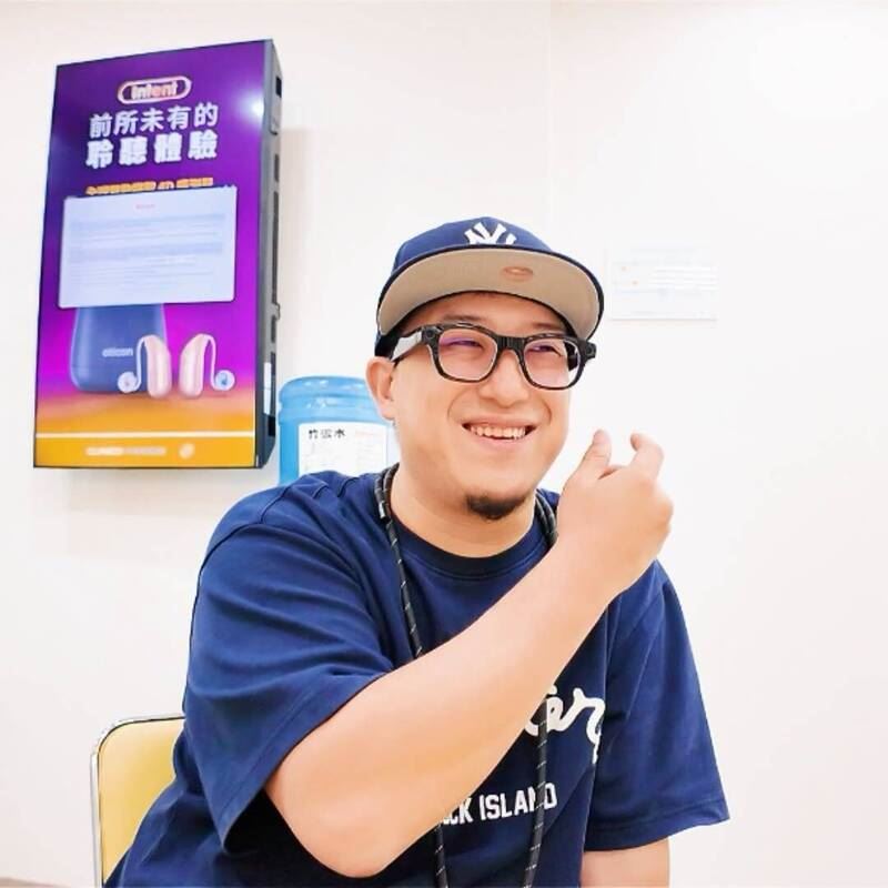 安森透露自己37歲正式開啟助聽器人生。(圖/翻攝自臉書)