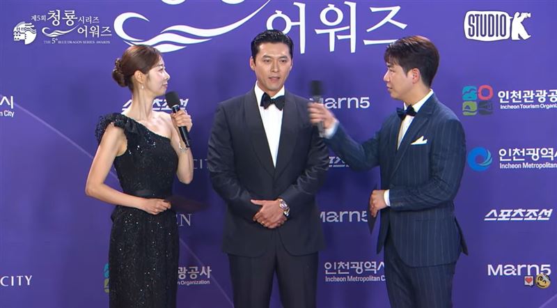 玄彬穿著一身帥氣西裝步上紅毯。(圖/翻攝自KBS Entertain)