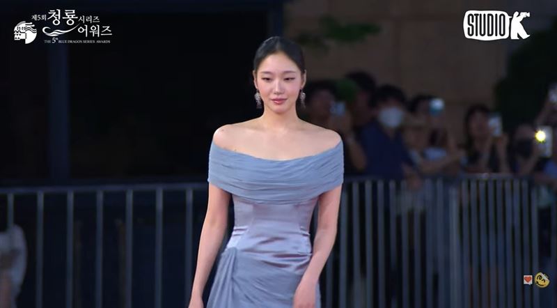 金高銀透視禮服超仙　和同劇朴智賢搶視后