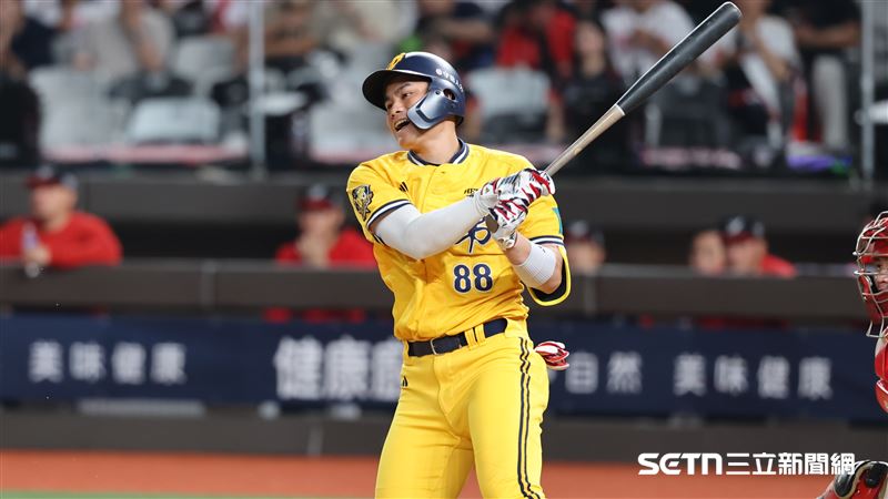 中信兄弟中外野手宋晟睿敲出雙殺打。(圖/記者劉彥池攝影)