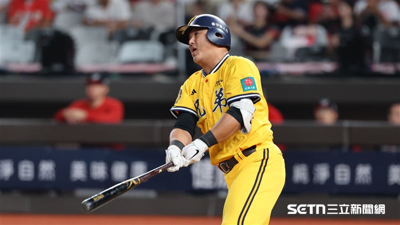 中信兄弟指定打擊陳俊秀敲出二壘安打送回張士綸追平比數。(圖/記者劉彥池攝影)