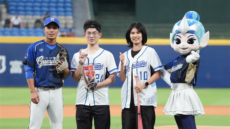 聽損青年徐代明(左2)、聽奧跨欄選手許樂(右2)為富邦悍將開球。(圖/富邦悍將提供)
