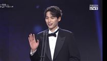日男星突現身青龍獎　金宣虎、高允貞嚇傻