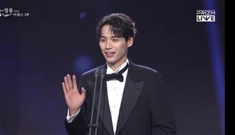 日男星突現身青龍獎　金宣虎、高允貞嚇傻