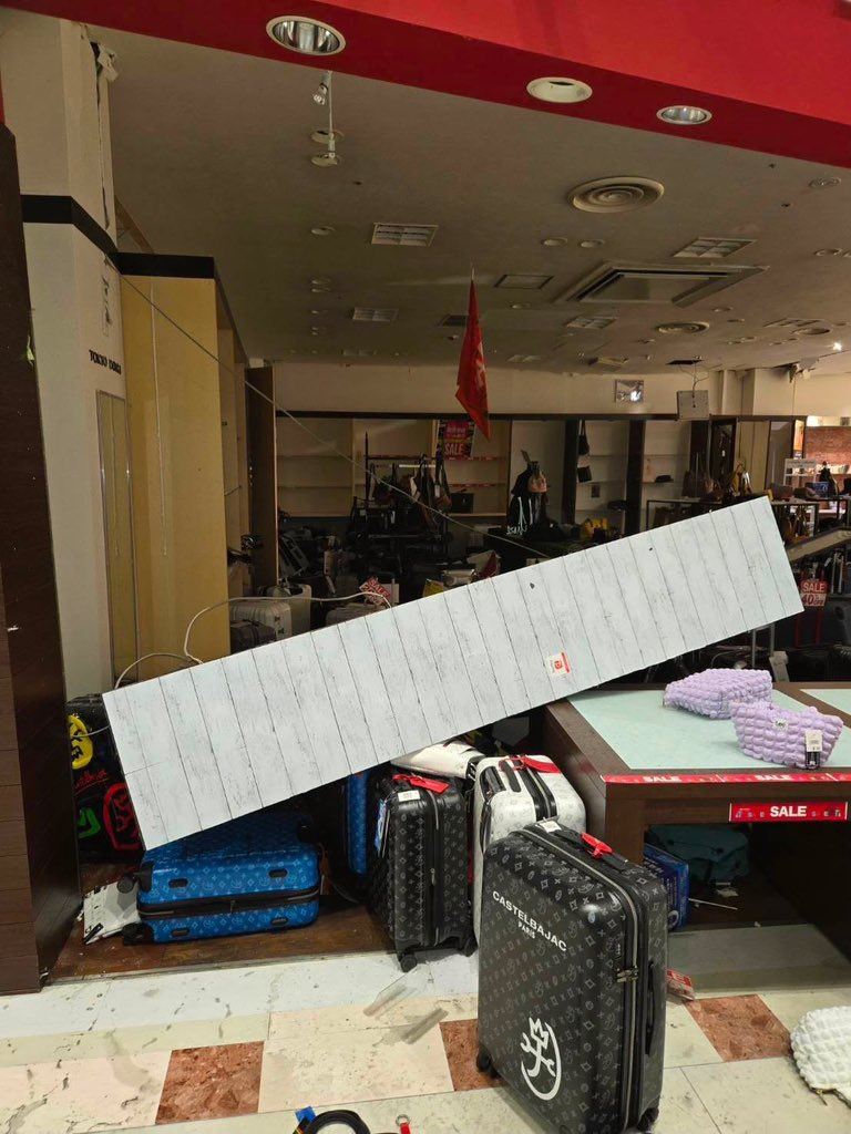 AEON MALL宇城店也同樣因強震一片狼藉。(圖/翻攝自X @Yuyuyunooooon)
