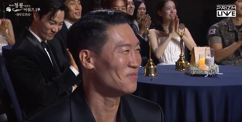 陳善圭因為老婆得獎也激動流下眼淚。（圖／翻攝自PRIZM）