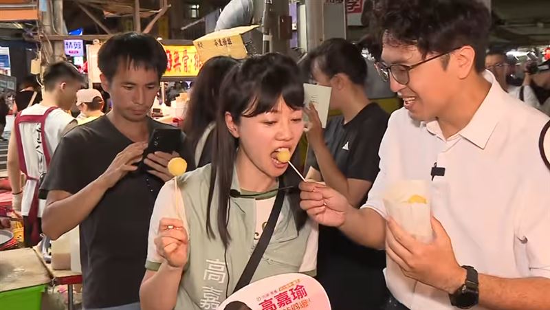 沈伯洋親餵高嘉瑜吃地瓜球　畫面曝光了