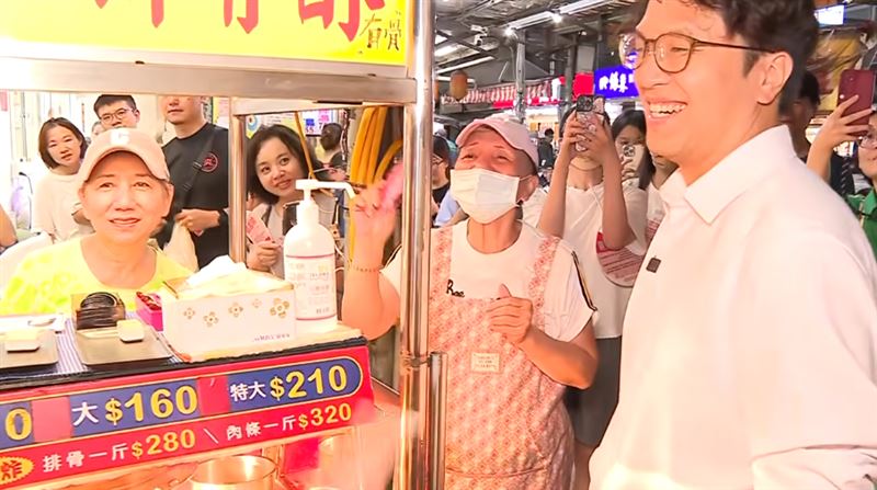 沈伯洋與攤販互動，笑得相當開心。（圖／翻攝畫面）
