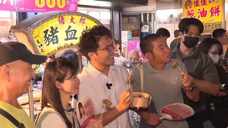 沈伯洋與高嘉瑜前進內湖737品嘗美食。（圖／翻攝畫面）