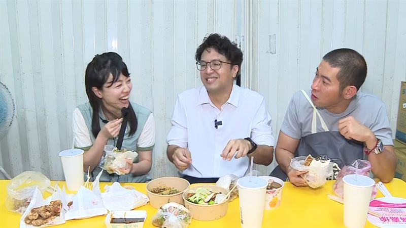 沈伯洋與高嘉瑜與黃益中三人坐下來品嘗小吃。（圖／翻攝畫面）