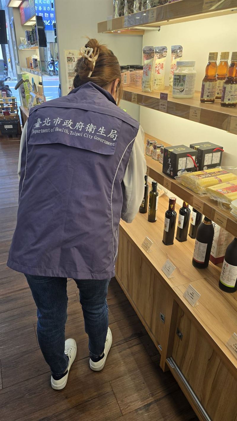 北市衛生局稽查苦茶油。(圖/北市衛生局)