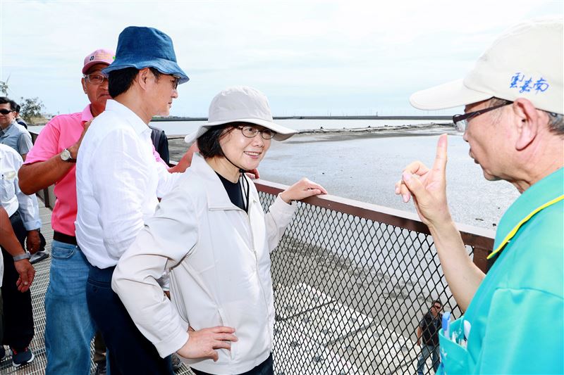 蔡英文與劉建國談雲林各項建設。（圖／蔡英文辦公室提供）