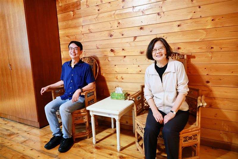 蔡英文與温世政傾聽南投地方創生故事。(圖/蔡英文辦公室提供)