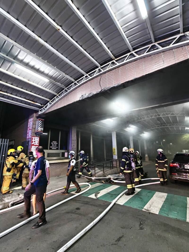 高雄國軍總醫院驚傳火警。(圖/民眾提供)