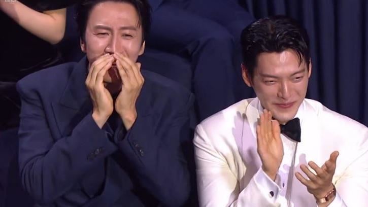 李光洙(左)看到申敏兒出來後在台下起鬨歡呼。(圖/翻攝自KBS)
