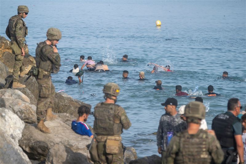 北非西班牙飛地休達(Ceuta)遭遇的大規模移民闖關潮已受到控制。(圖/美聯社/達志影像)