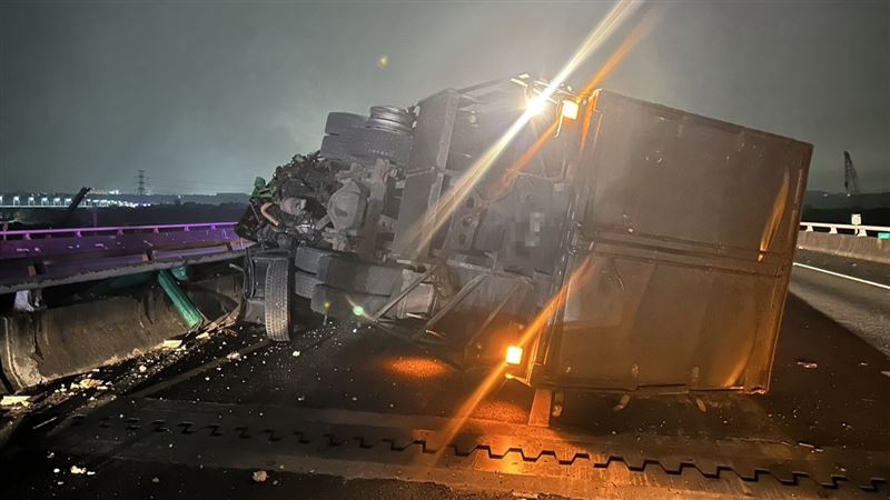 由於交通事故為大型車翻覆事故，事故處理時間可能拉長，已成立緊急應變小組積極處理。（圖／翻攝畫面）