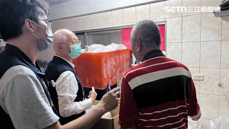 為詳查兩家製麵店製程落實食品安全衛生,衛生局局長黃志中親自帶隊,再度前往製作現場查察。(圖/翻攝畫面)