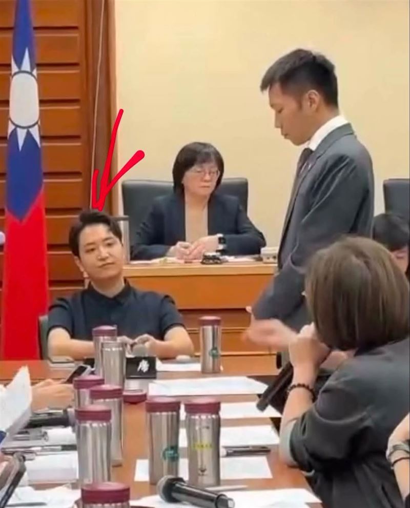 李洋罰站照引起熱議。（圖／翻攝自江肇國臉書）