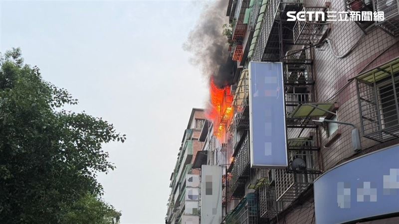 新北市三重區三民街今天(8月1日)清晨發生民宅惡火。(圖/翻攝畫面)