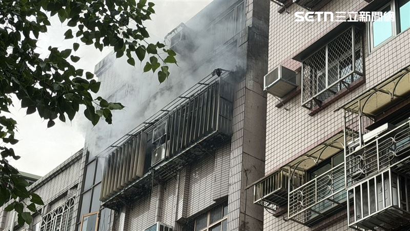 火勢耗費約40分鐘撲滅,一家四口全都送醫。(圖/翻攝畫面)