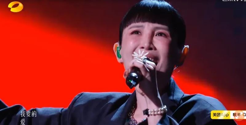 魏如萱在《歌手2026》演唱《醜八怪》。（圖／翻攝自《歌手2026》）