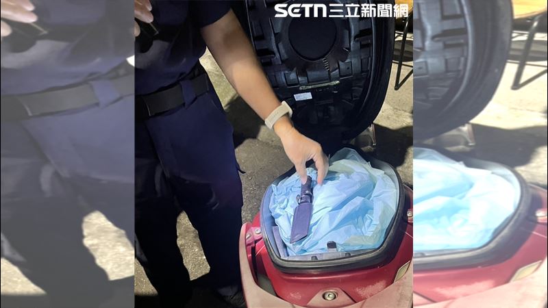 短刀就預藏在機車車廂內。(圖/翻攝畫面)