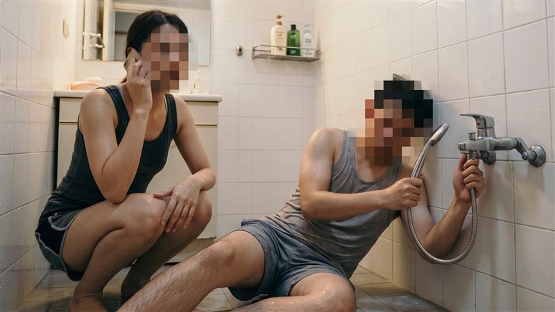台中女房客邀男友人到租屋處浴室內一同盥洗,未料,男方碰到浴室蓮蓬頭洗澡時,因漏電而觸電倒地,最終休克死亡。(示意圖/AI生成)