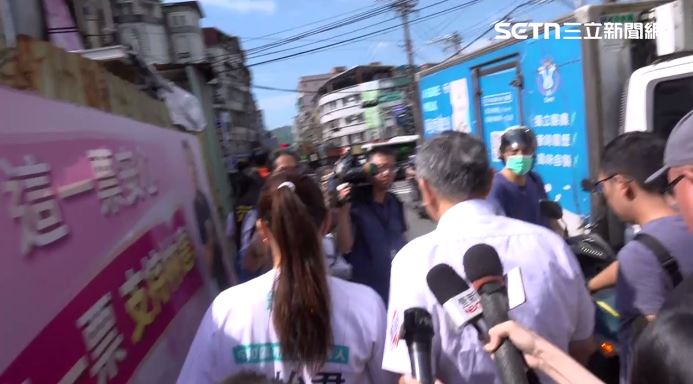 柯文哲中和勝利市場掃街,被追問黃國昌律師公會選舉只拿3票並未回應,只是繼續往前走(圖/翻攝畫面)