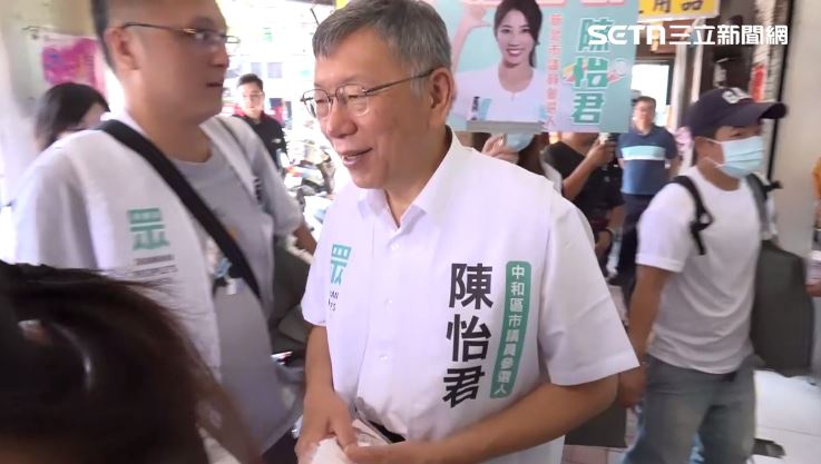 柯文哲到中和勝利市場,幫民眾黨議員參選人陳怡君掃街拜票(圖/翻攝畫面)